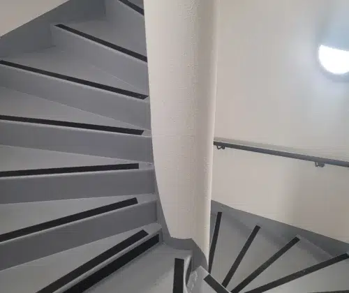 escalier hélicoïdal lisse avec bandes antidérapantes