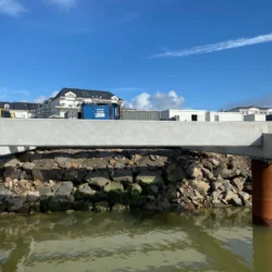 poutre en béton préfabriqué dans un port