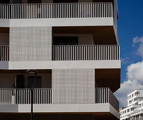 immeuble neuf avec balcon en béton préfabriqué