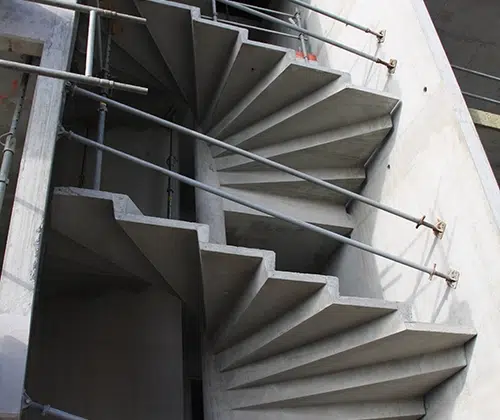 Escalier Balancé gris en béton dans Mur Central