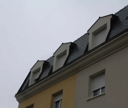 corniches moulées en béton sur immeuble