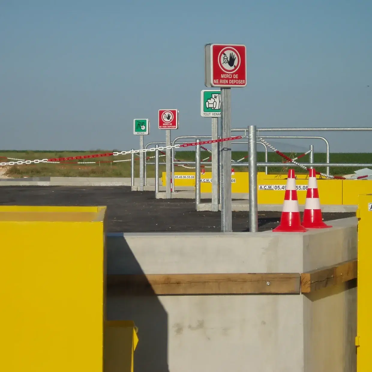 gardes corps en béton préfabriqué dans une déchetterie