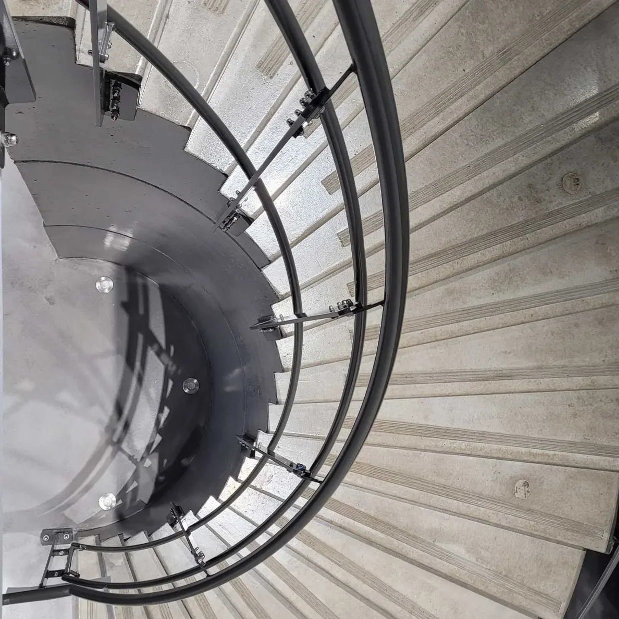 escalier rayonnant en béton avec marches antidérapantes