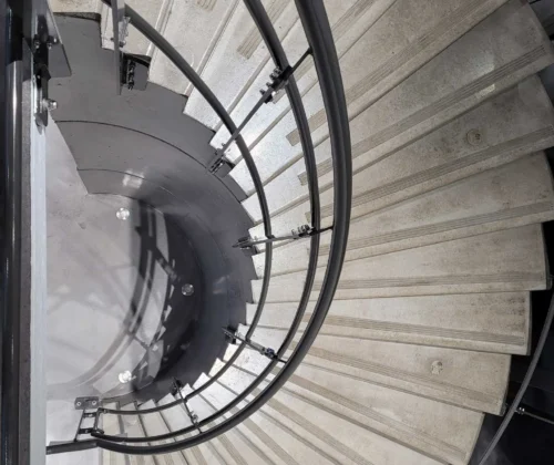 escalier rayonnant en béton avec marches antidérapantes