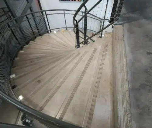 escalier grand rayon avec marches antidérapantes