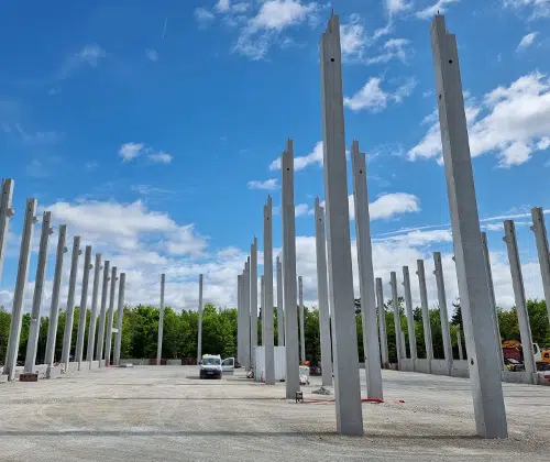 chantier avec installation de poutre avec Prefa Bressuirais