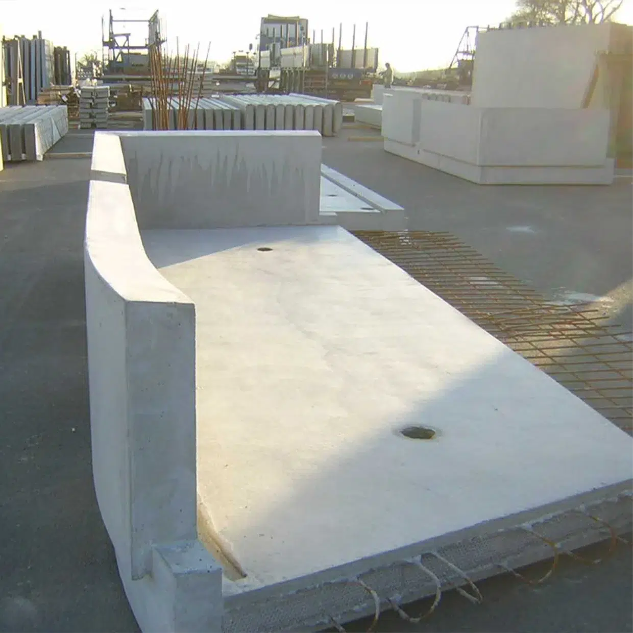 balcon en béton préfabriqué avec relevé en cours d'installation