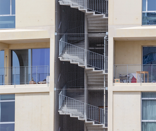 cage d'escalier en béton dans un immeuble